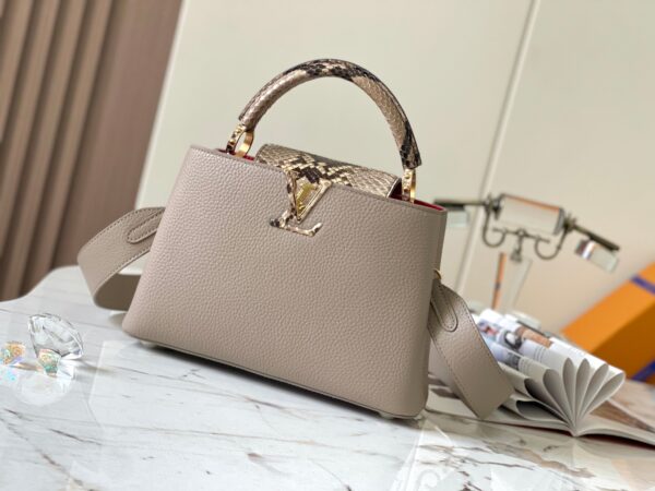 Capucines BB: Élégance en Gris Éléphant avec Détails en Python Rouge