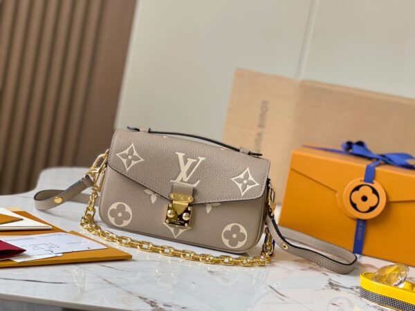 Pochette Metis East West: L’Élégance en Gris Éléphant avec le Monogram Empreinte