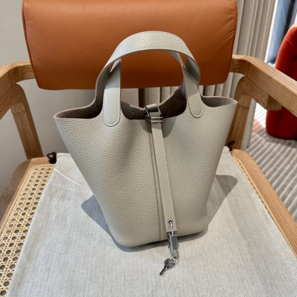 Picotin Lock 18 – Clémence – Édition Perle Grise – Tout Fait à la Main