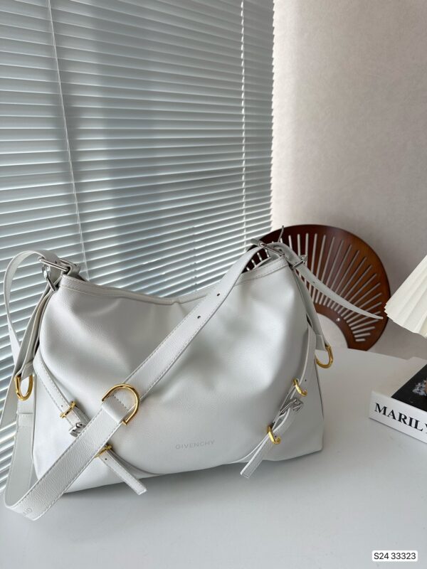 Givenchy- Le Sac Noir de l’Année de la Série Voyou