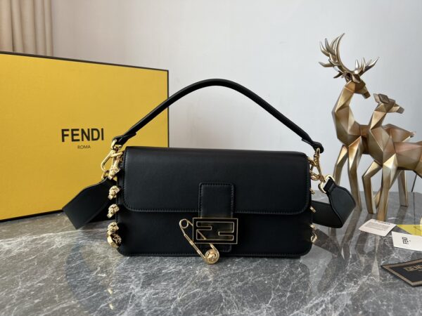 FENDI x Versace: L’Élégance Sublimée dans le Sac Baguette Iconique