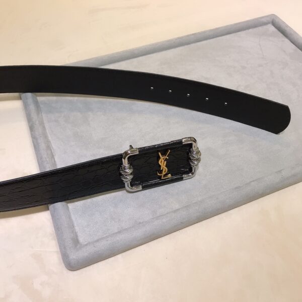 Élégance rétro: La ceinture vintage MONOGRAM de Saint Laurent YSL pour femme en crocodile noir, largeur 5.0 cm.