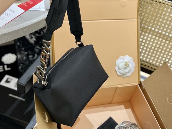 Sac en Tissu Alexander Wang – Élégance Cool pour les Soirées!