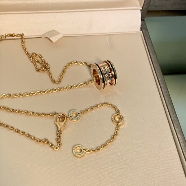 Collier Bvlgari – Élégance Classique avec le Design emblématique de Rome