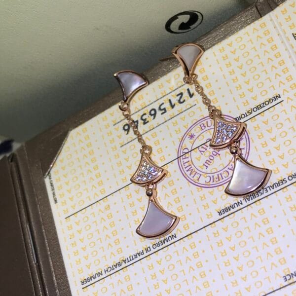 Boucles d’Oreilles Pendantes Bvlgari avec Jupes en Nacre Blanche – Nouvelle Collection, Haute Qualité