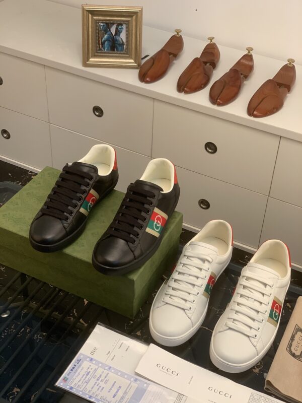 Gucci Ace Sneakers – Version Haut de Gamme, Nouvelle Conception de Petites Chaussures Blanches avec Broderie Électrique Gucci, Prix d’Usine, Livrées avec un Ensemble Complet d’Emballage et Disponibles en Modèle Couple