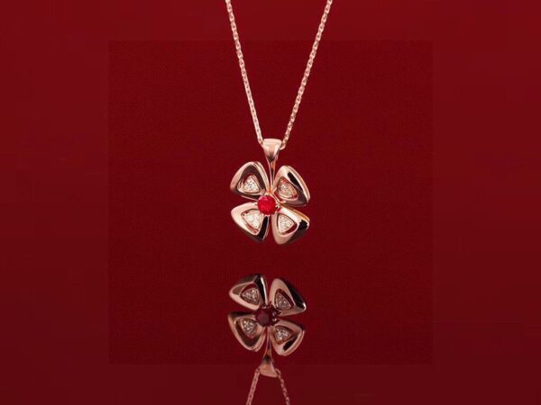 Collier Bvlgari 1148BV de la Collection Yonzan – Dernier Modèle avec Diamant Rouge, Finition Lisse et Pendentif Trèfle à Quatre Feuilles