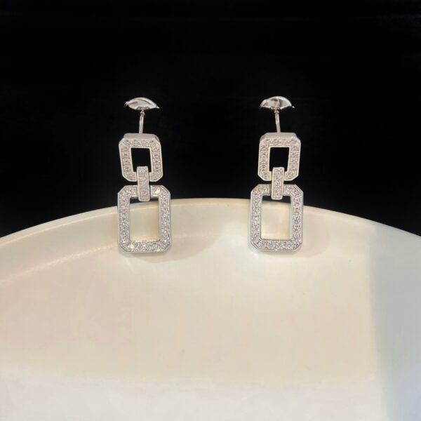 Boucles d’Oreilles de la Collection Diamond Links – Élégance Géométrique
