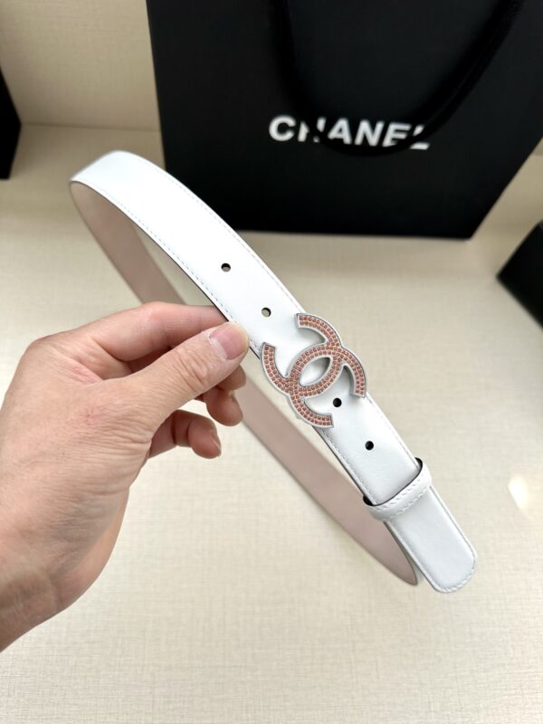 Ceinture en cuir pour femme Chanel de 3.0 cm de large, modèle exclusif avec doublure douce, cuir de veau importé, et boucle en acier incrustée de diamants, disponible en doré et argenté.