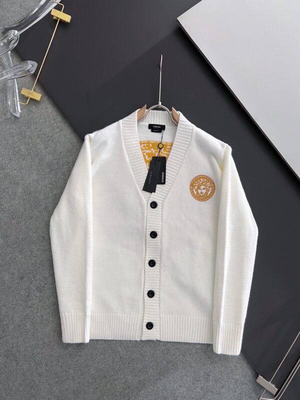 Cardigan en Laine Brodé Versace – Élégance Automnale avec une Touche Moderne