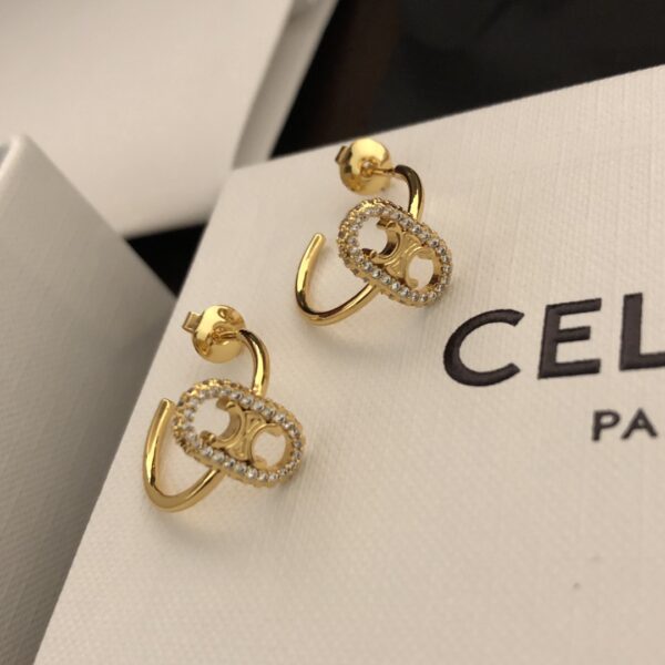 Boucles d’Oreilles Celine Pleines de Diamants, Création d’un Logo Classique qui Reste Intemporel