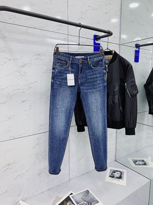 Givenchy Automne-Hiver: Jean à Lavage Intense – Élégance Décontractée et Confort Inégalé