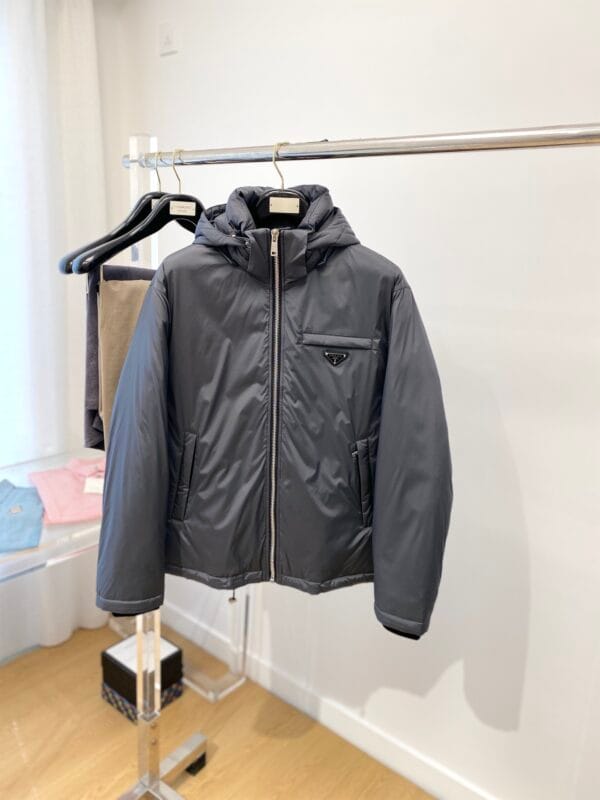 Élégance Hivernale: Doudoune Homme Prada 2023, Confortable et Tendance