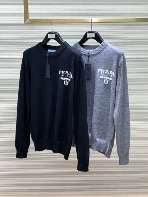 Élégance Automnale: Pull en Maille Prada 2023, Édition Limitée