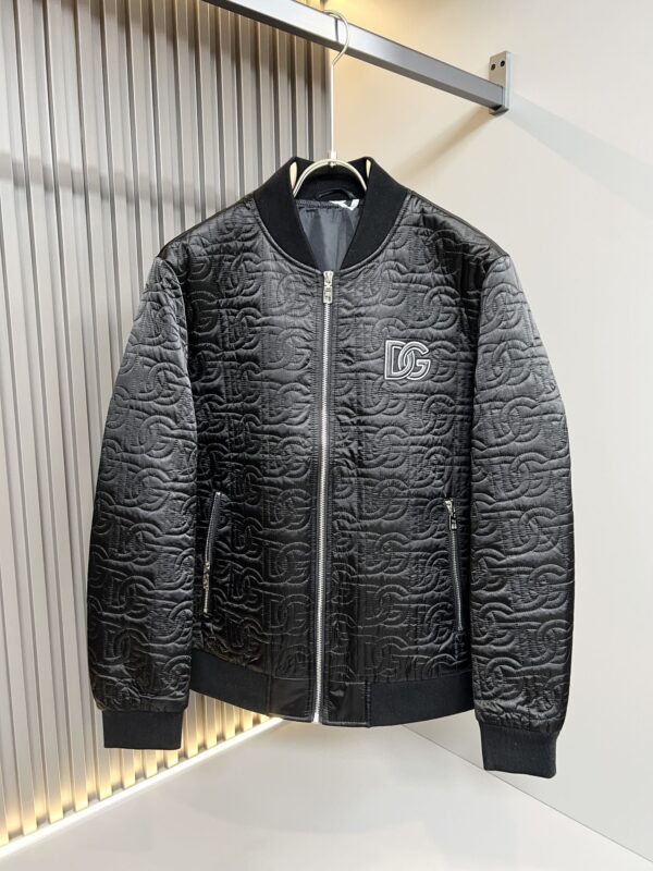 Veste de la collection automne-hiver 2023 pour hommes Dolce&Gabbana avec logo emblématique en édition limitée