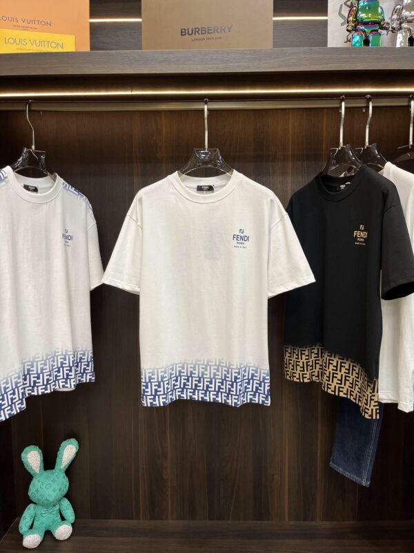 T-shirt à col rond Fendi Printemps 2024 avec motif de lettres, un incontournable après le Nouvel An!
