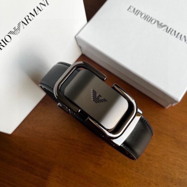 Armani – L’Élégance Taillée dans le Cuir, Édition Spéciale avec Boucle Automatique et Découpes En Relief