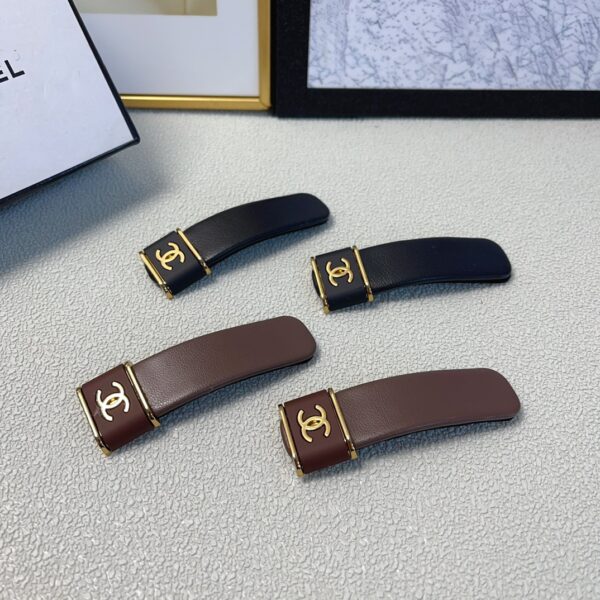 Chic et Raffinement avec les Barrettes Chanel – L’Élégance en toute Simplicité