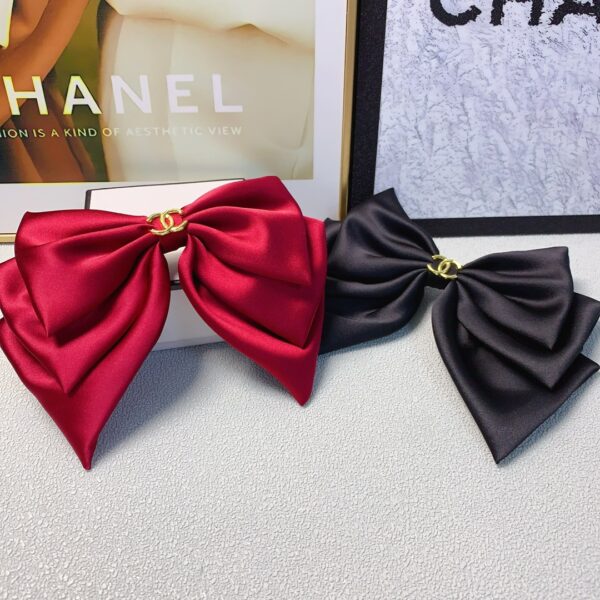 Chanel – Épingle à Cheveux Nouvelle Collection: L’Élégance Printanière Incarnée dans un Nœud Papillon au Logo Inédit