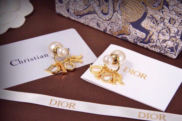 Dior – Nouveaux Clous d’Oreilles Lettrés: Élégance et Tendance
