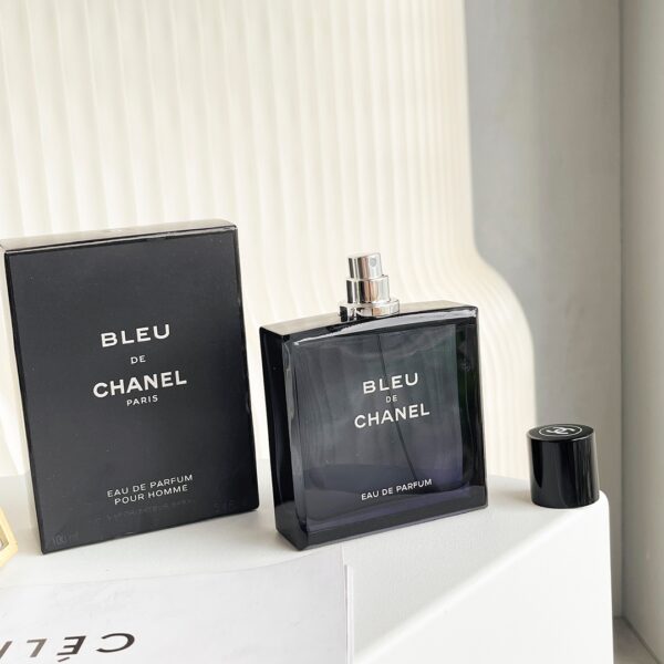 Chanel Bleu de Chanel – L’Élixir Sensuel de Chen Weiting