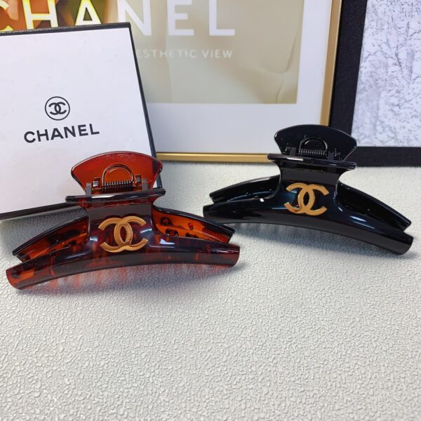 Chanel – Pince à Cheveux Titanium avec Logo en Acier Inoxydable: Un Accessoire Chic pour une Élégance Quotidienne