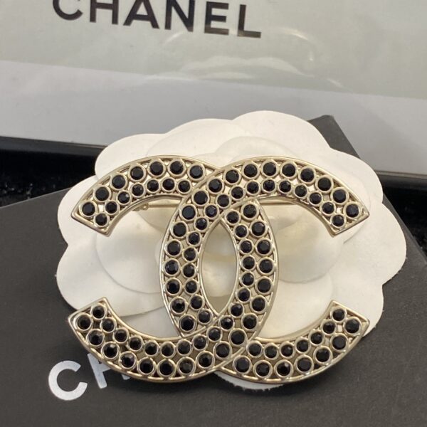 Chanel – Broche CHAN 23 Noire à Double Rangée de Diamants d’Eau en Vente Chaude