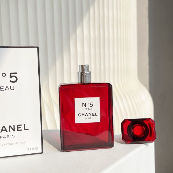 Chanel N°5 Édition Limitée 2018: L’Élégance en Rouge, la Quintessence du Parfum