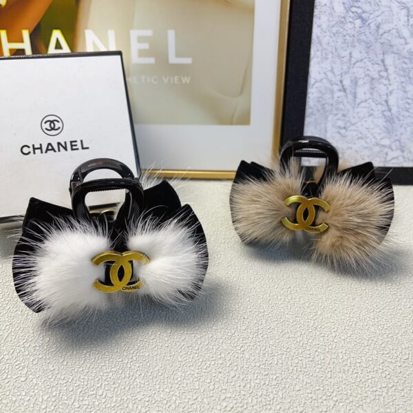 Chanel – La Touche de Luxe Quotidienne avec la Pince à Cheveux en Logo de Vison