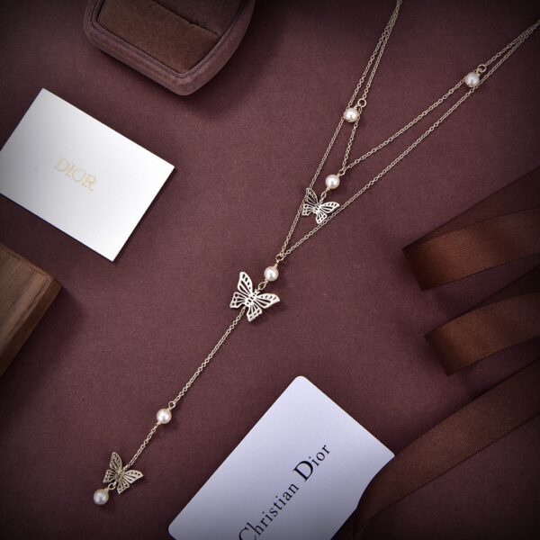 Dior – Nouveautés en Or: Les Lettres Métalliques qui Font Sensation