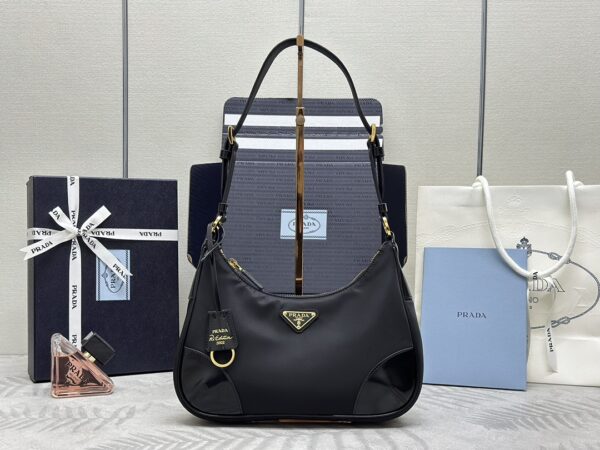 Le Nouveau Must-Have: Sac à Bandoulière 1BC214 en Nylon et Cuir Brillant