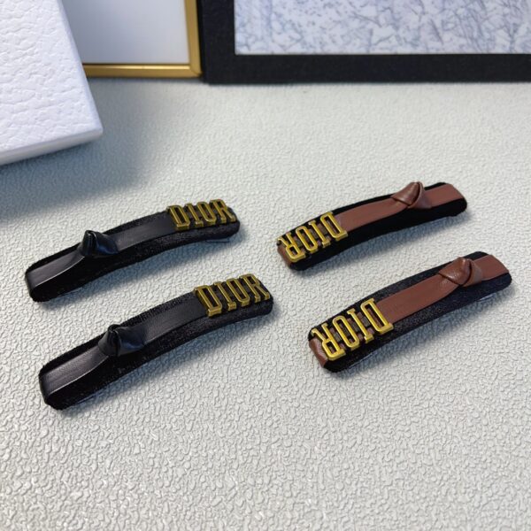 L’Élégance Sublime avec les Barrettes Dior – Accessoires Capillaires de Luxe