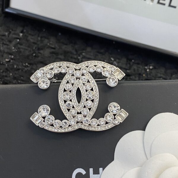 Chanel – Broche Argentée avec Diamants d’Eau en Vente Chaude