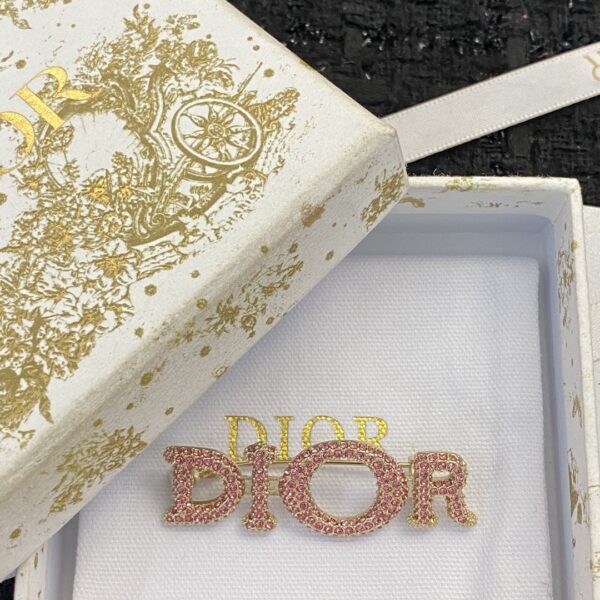 Dior – Broche de Luxe avec Lettres en Diamants Rose