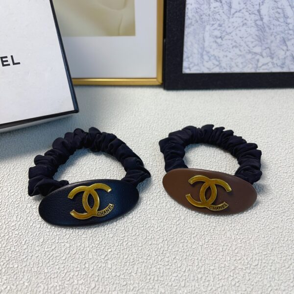 Chanel – Élastique en Cuir avec Logo Rétro: Une Touche de Vintage pour une Élégance Quotidienne