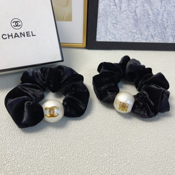 Élégance Intemporelle avec Chanel et la Perle de Loewe – Accessoires Capillaires Exquis