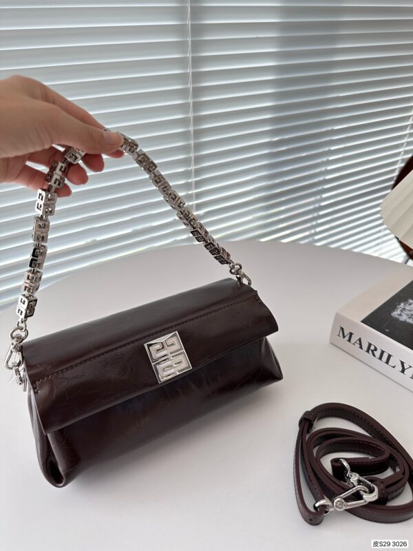 Élégance Originale avec le Sac à Bandoulière de Givenchy