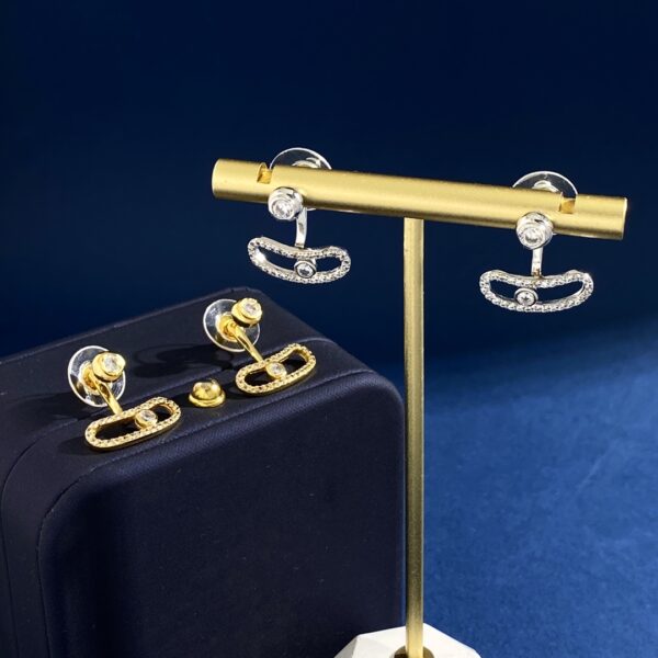 Boucles d’oreilles Messika: Petit haricot en diamant unique.