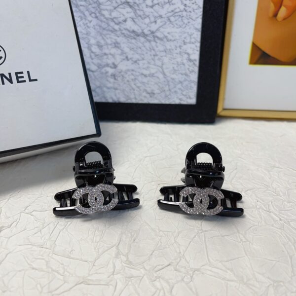 Éclat Scintillant avec les Clips Chanel – La Perfection des Clips Coréens