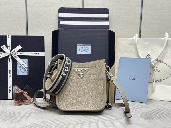 Nouveau Chic: Sac à Bandoulière 1BH191 en Cuir de Cerf avec Deux Sangles