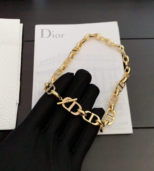 Éclat en Rose – Collier à Chaînes CD D’or, Dernière Tendance