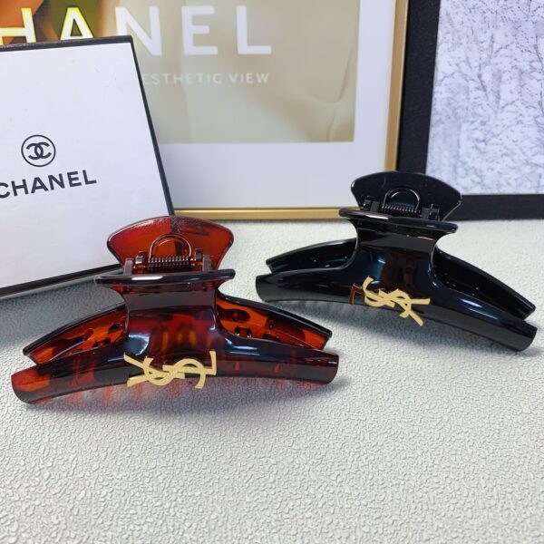 YSL Saint Laurent – Pince à Cheveux Yang Shulin en Titane avec Logo en Acier Inoxydable: Un Accessoire Élégant pour une Touche de Raffinement Quotidien