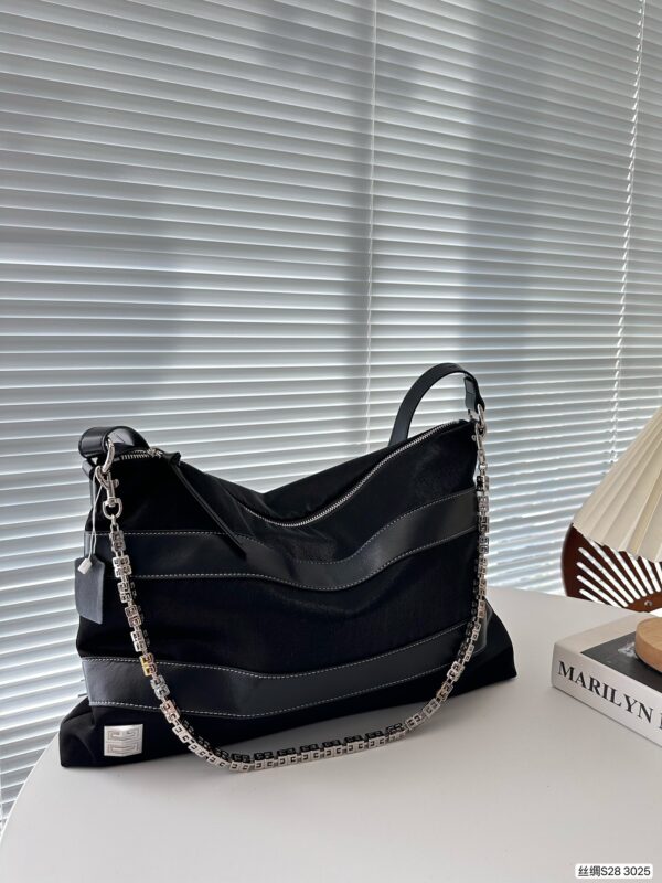 Élégance Soyeuse avec le Sac à Bandoulière P730 de Givenchy