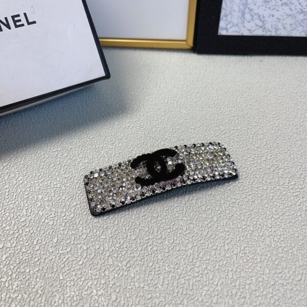 L’Élégance Étincelante avec les Barrettes Chanel – Le Raffinement des Diamants de Bohême