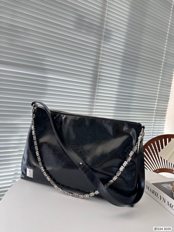 Élégance en Cuir avec le Sac à Bandoulière de Givenchy