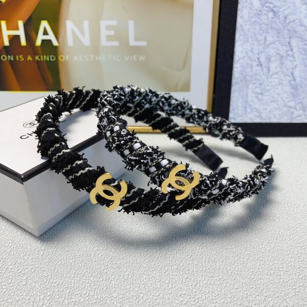 Chanel – Serre-tête en Laine avec Logo en Titane: Une Touche Légère de Luxe pour les Petites Fées