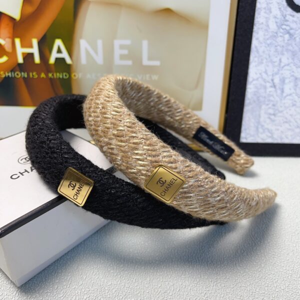 Chanel – Serre-tête en Laine avec Logo en Titane: Élégance Légère et Luxueuse