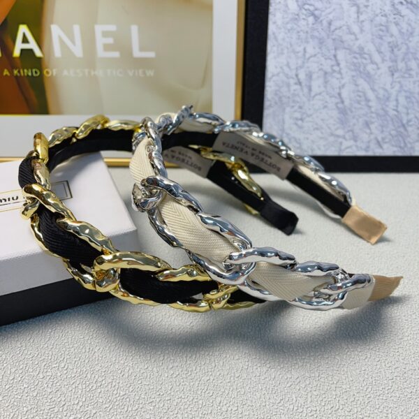 Bottega Veneta – Serre-tête Européen et Américain: Une Touche de Luxe Léger et Chic