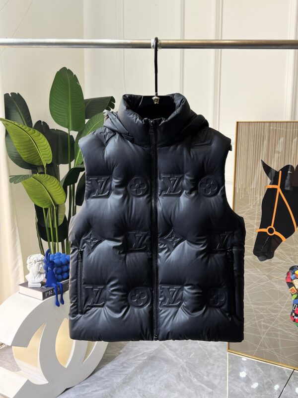 Gilet en Duvet Louis Vuitton- Nouvelle Collection Automne-Hiver 2023: Qualité Exceptionnelle et Design 1: 1