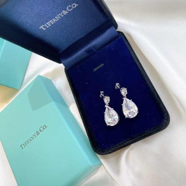 Boucles d’Oreilles Luxueuses en Diamant Blanc Tiffany – Collection Exclusive